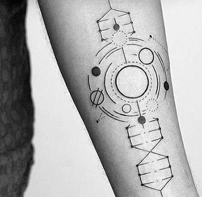 Tatouage sur la main pour hommes petits, inscriptions en latin avec traduction. Images, dessins et signification