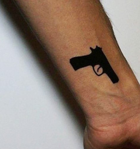 Tatouage sur la main pour hommes petits, inscriptions en latin avec traduction. Images, dessins et signification