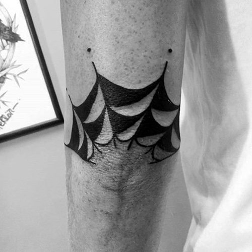 Petits tatouages sur le bras pour les hommes, inscriptions latines avec traduction. Photos, croquis et significations
