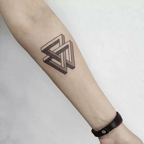 Tatouage sur le bras pour hommes petit, inscriptions en latin avec traduction. Images, dessins et signification