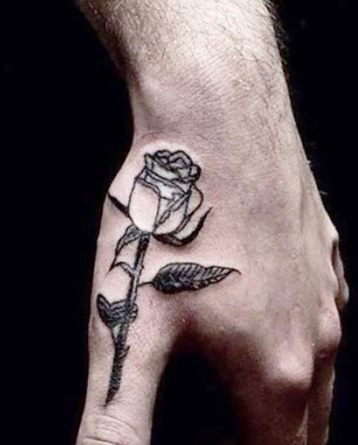 Tatouage sur la main pour hommes petits, inscriptions en latin avec traduction. Images, dessins et signification