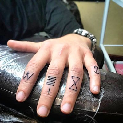 Tatouage sur la main pour hommes petits, inscriptions en latin avec traduction. Photos, croquis et significations