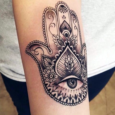 Tatouage d'un œil sur le bras