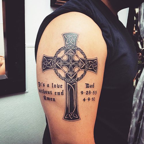 Tatouage sur les mains pour les hommes avec signification, significations, inscriptions traduites slaves, latines, motifs celtiques