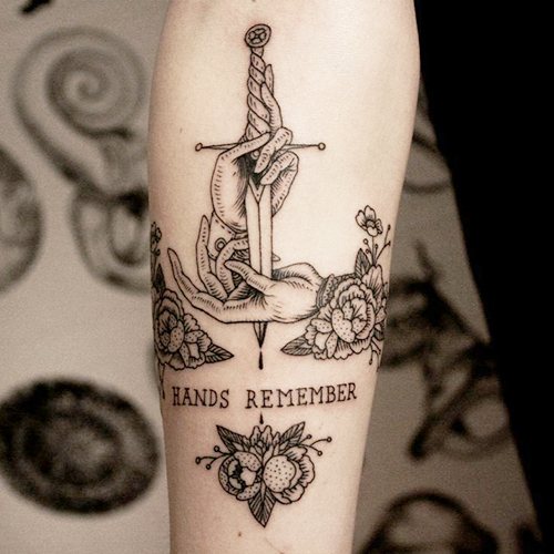 Tatouage sur le bras pour les hommes avec signification, significations, inscriptions avec traduction motifs slaves, latins, celtiques