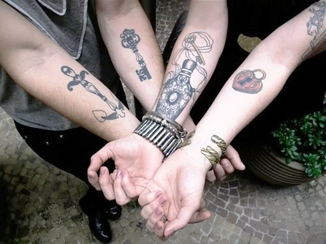 Tatouage sur le bras pour les hommes avec signification, significations, inscriptions slaves traduites, latines, motifs celtiques