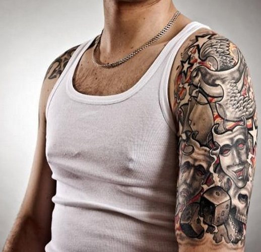 Tatouage sur le bras d'un homme avec une signification, sens, inscriptions avec traduction motifs slaves, latins, celtiques