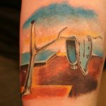 Tatouage sur le bras : horloge molle de Dali