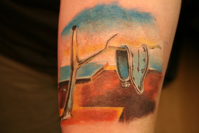 Tatouage à la main : horloge molle de Dali