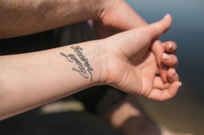 Tatouage sur la main
