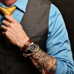 Tatouage sur le bras d'un homme