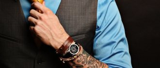 Tatouage sur la main d'un homme