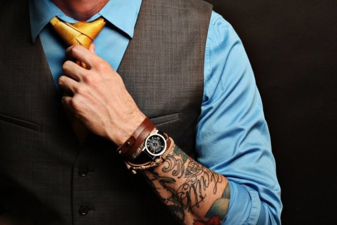 Tatouage sur la main d'un homme