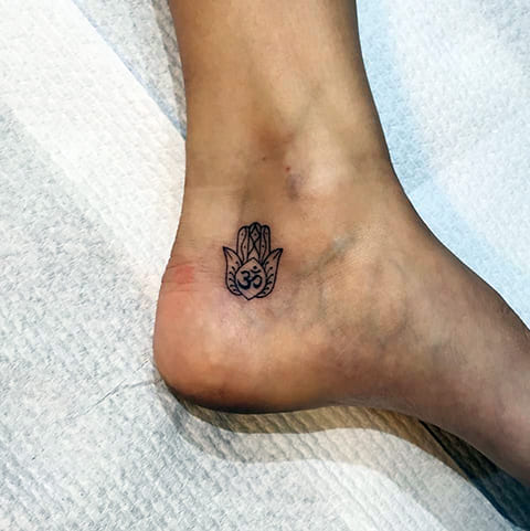 Tatouage sur la cheville d'une jeune fille Fatima