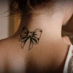 Photo d'un tatouage sur le cou d'une fille