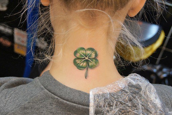Tatouage sur le cou pour les filles (clé principale)