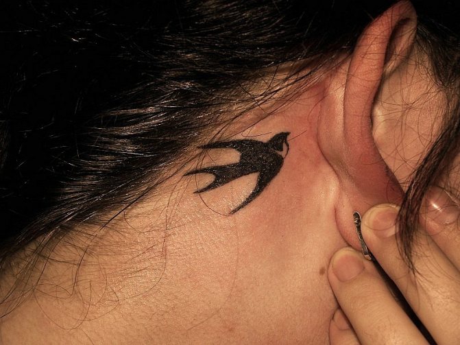 Tatouage sur le cou des filles (clé principale)