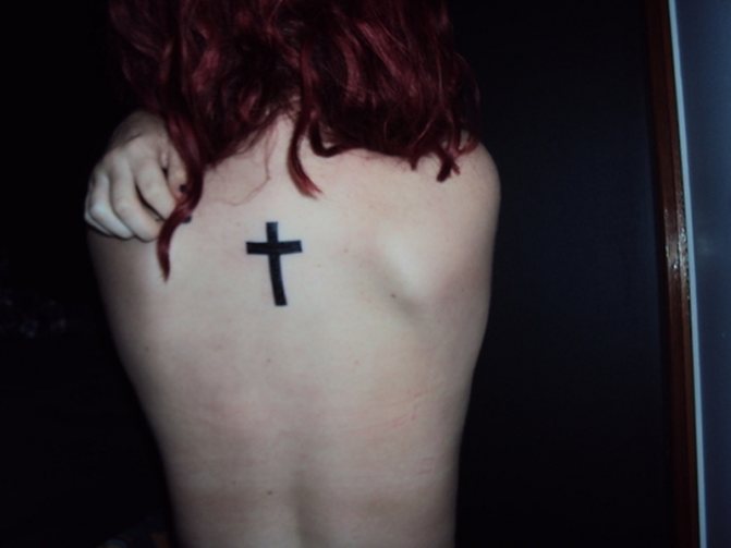 Tatouage sur le cou des filles (clé principale)