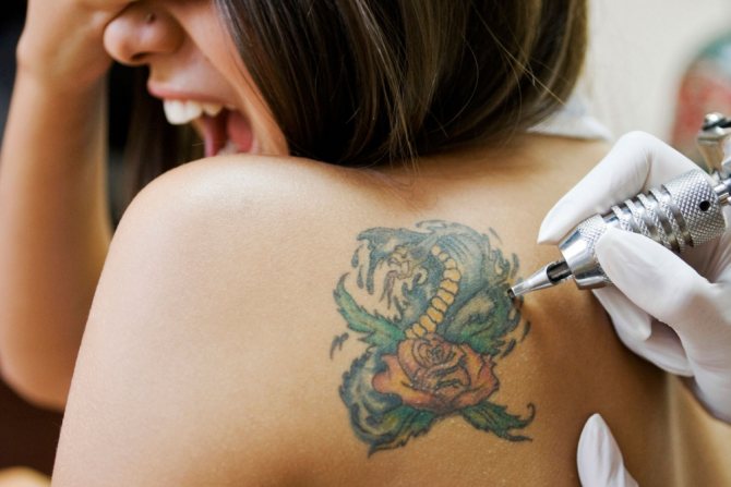 tatouages sur le cou des filles (clé principale)