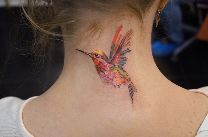 Tatouage sur la nuque pour les filles avec une signification. Image, signification