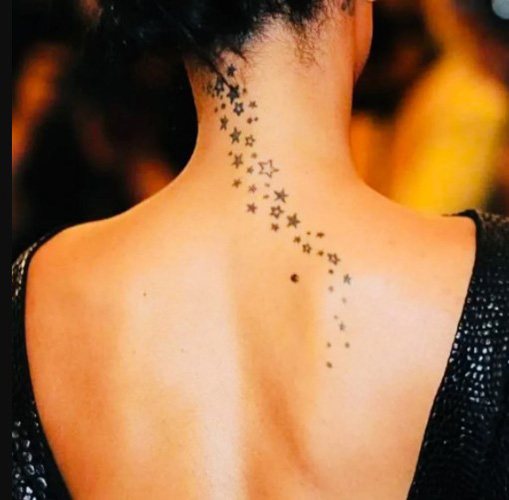 Tatouage sur la nuque pour les filles avec une signification. Image, signification