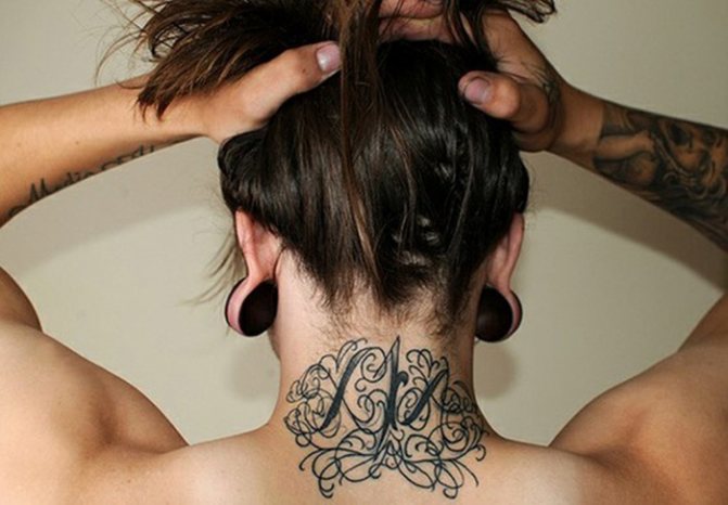 Tatouage sur la nuque pour les filles avec une signification. Image, signification
