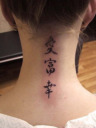 Tatouage sur la nuque pour les filles avec une signification. Image, signification