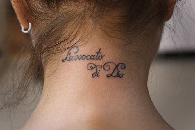 Tatouage sur la nuque pour les filles avec une signification. Image, signification