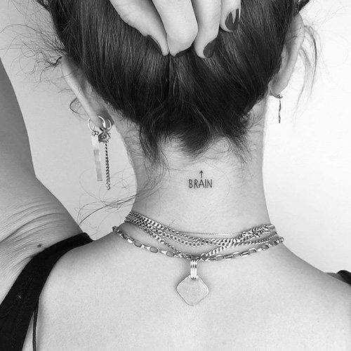 Tatouage sur la nuque pour les filles avec une signification. Image, signification