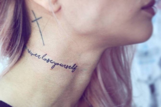 Tatouages de cou pour les filles