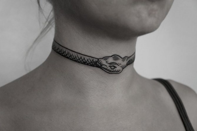 Tatouage sur le cou pour les filles