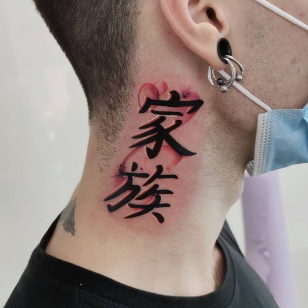 tatouage de personnage au cou