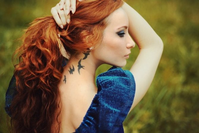 Tatouage sur la nuque d'une fille