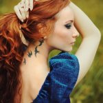 Tatouage sur la nuque d'une fille