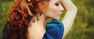 Tatouage sur la nuque d'une fille