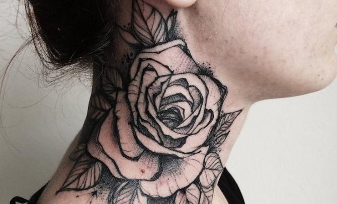 Tatouage sur la nuque d'une fille