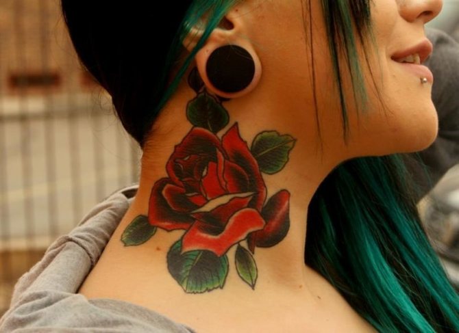 Tatouage sur la nuque des filles