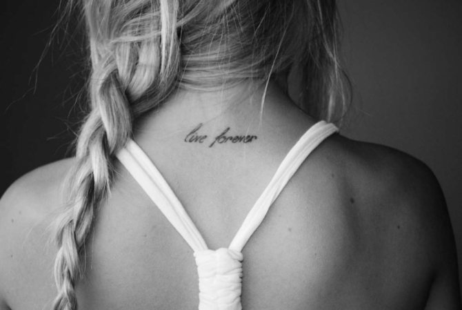 Tatouage sur la nuque d'une fille