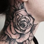 Tatouage sur la nuque d'une fille