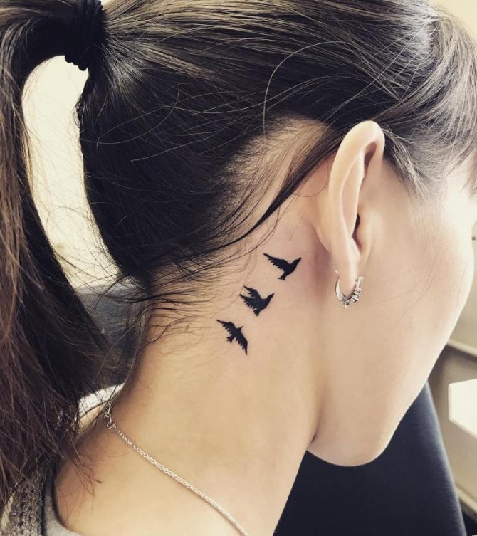 Tatouages sur le cou des filles