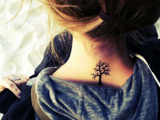 Tatouage à l'arrière du cou
