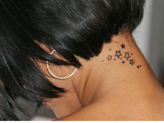 les tatouages sur le cou des femmes