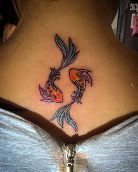 Tatouage sur le cou - le signe astrologique du poisson