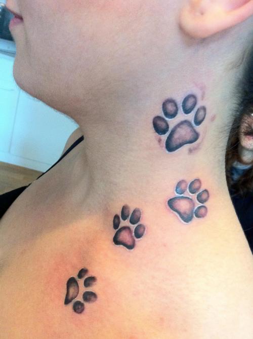 Les pattes de chat rappellent le plus souvent à celui qui les porte un certain tatouage sur son cou.