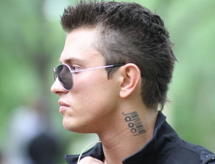 tatouage au cou
