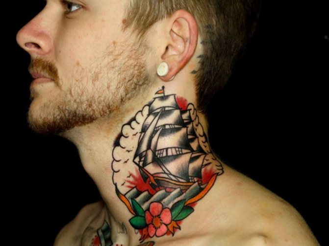 Tatouage sur le cou en forme de bateau