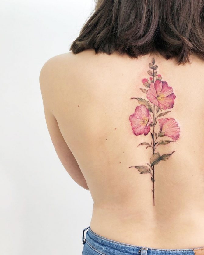 Tatouage sur le dos des filles photo 12