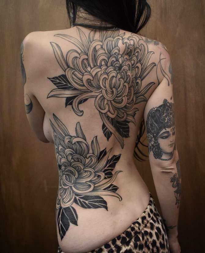 Tatouage sur le dos des filles photo 2
