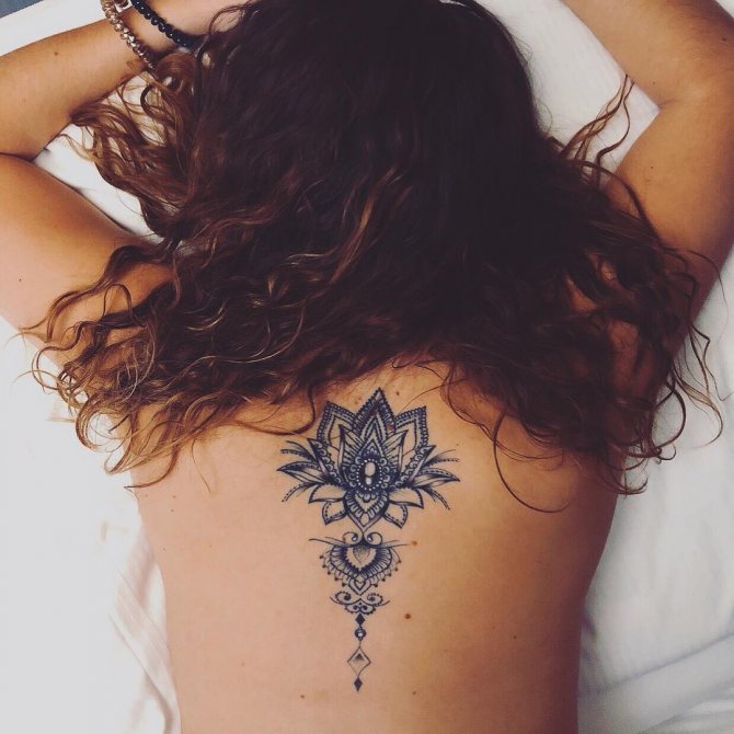 Tatouage sur le dos des filles photo 6