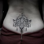 Tatouage dans le dos pour les filles lotus